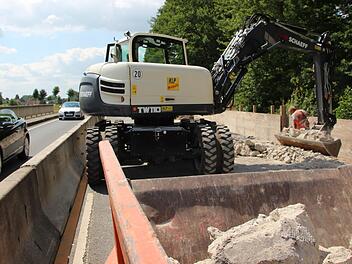 Der Verkehr fließt an der Baustelle bei Weißenbrunn vorbei, während auf der anderen Seite die Abbrucharbeiten beginnen. Foto: Marco Meißner