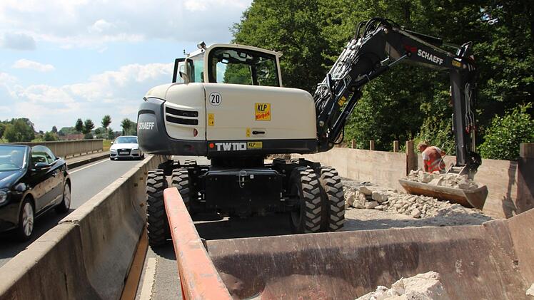 Der Verkehr fließt an der Baustelle bei Weißenbrunn vorbei, während auf der anderen Seite die Abbrucharbeiten beginnen. Foto: Marco Meißner