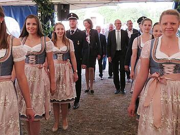 Einzug von Ilse Aigner ins Festzelt mit den Ehrendamen der FFW Kümmersreuth Foto: Monika Schütz