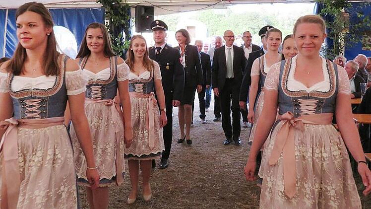 Einzug von Ilse Aigner ins Festzelt mit den Ehrendamen der FFW Kümmersreuth Foto: Monika Schütz