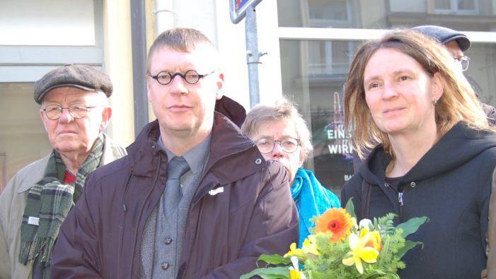 Heiko Weigelt (Zweiter von links, mit Ehefrau Andrea) ist Pate des Stolpersteins für Julius Wertheimer. Foto: Helke Renner