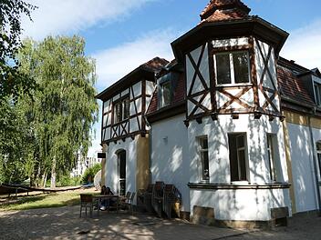 Im ehemaligen Schleusenwärterhaus im Erba-Park eröffnet das "KaffeeGlück".   Fotos: Marion Krüger-Hundrup