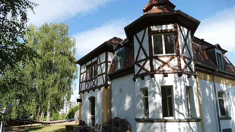 m ehemaligen Schleusenwärterhaus im Erba-Park eröffnet das "KaffeeGlück".   Fotos: Marion Krüger-Hundrup