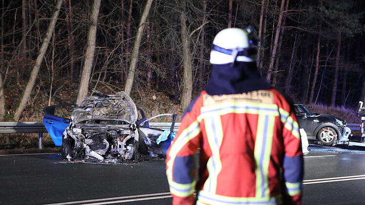 Auto geht nach Kollision in Flammen auf