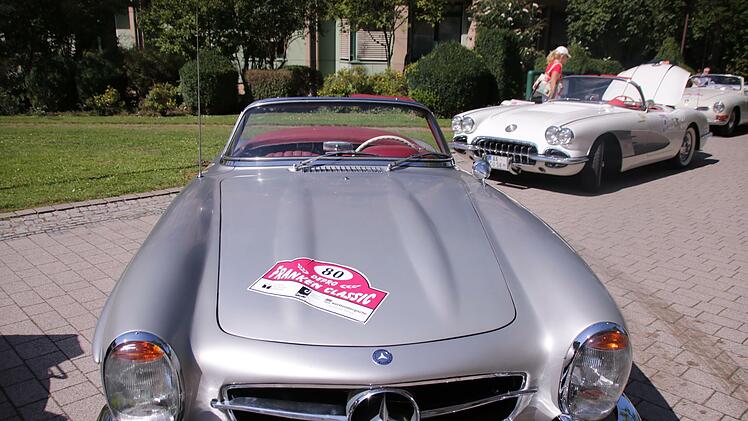 Schöne Oldtimer gab es beim Start der Franken Classic in der Kurhausstraße zu sehen. Foto: Benedikt Borst