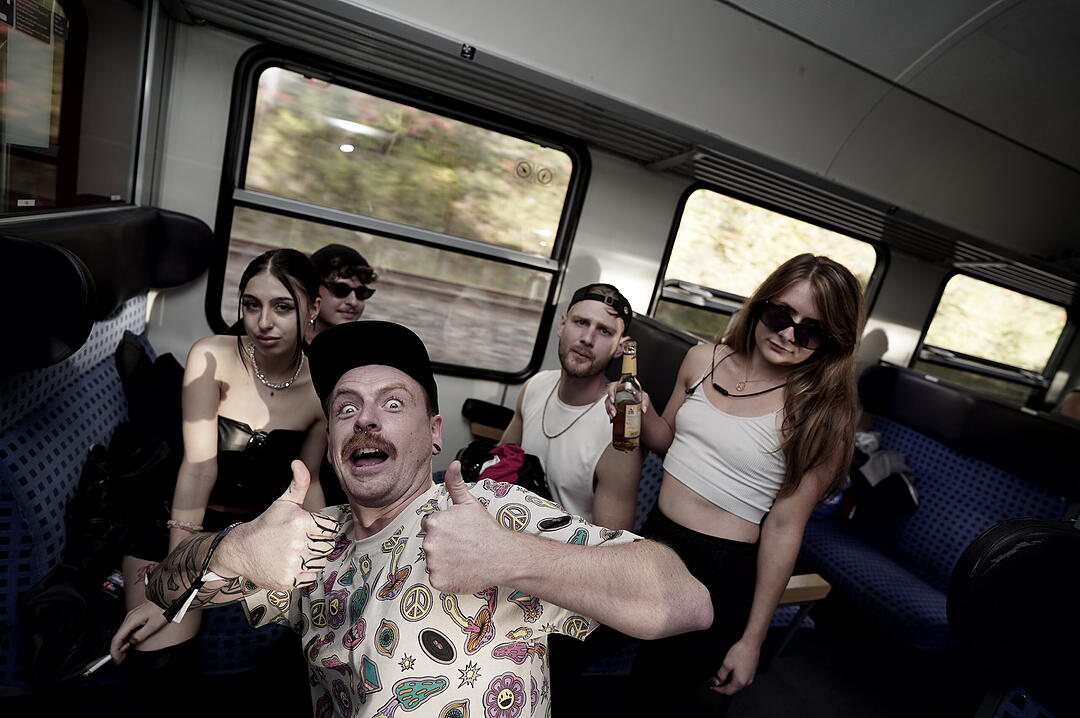Party im Zug - Raver*innen tanzen zu Techno-Beats