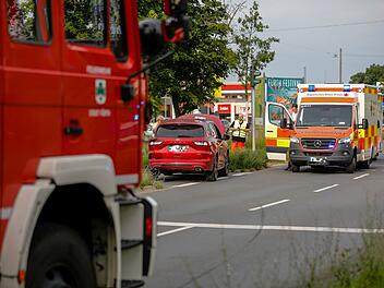 Feuerwehrmann f&auml;hrt &uuml;ber rote Ampel auf dem Weg zum Ger&auml;tehaus: Kollision mit Jaguar
