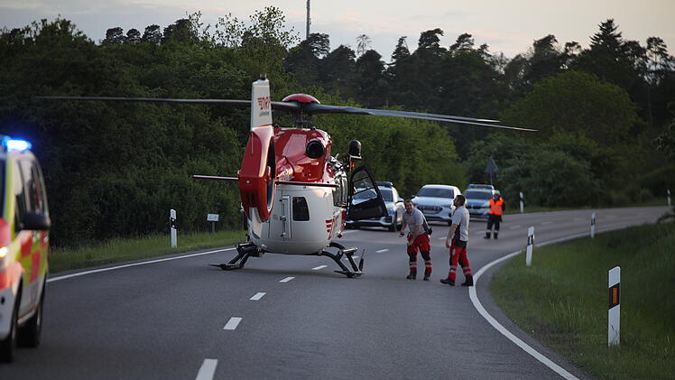 Motorradfahrer bei Unfall im Kreis Ansbach schwer verletzt – Rettungshubschrauber im Einsatz