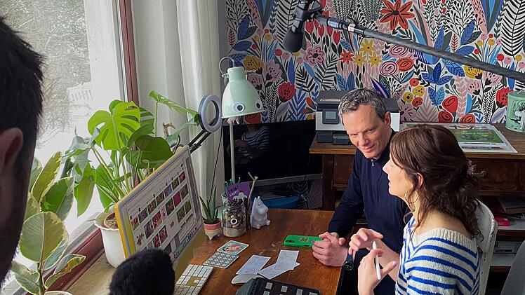 Wie bedroht sind kreative Berufe? Florian Neuhann spricht dar&uuml;ber mit Anne Behl. Die Kinderbuchillustratorin sagt &uuml;ber die Technik: "Keine KI k&ouml;nnte irgendein Bild generieren, wenn die nicht trainiert worden w&auml;ren, unerlaubterweise, mit unseren Bildern."