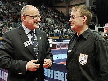 Gute Arbeit und gute Gespräche: Joachim Car (links) mit einem Verbandsschiedsrichter in der gut besuchten Stechert-Arena. Foto: sportpress