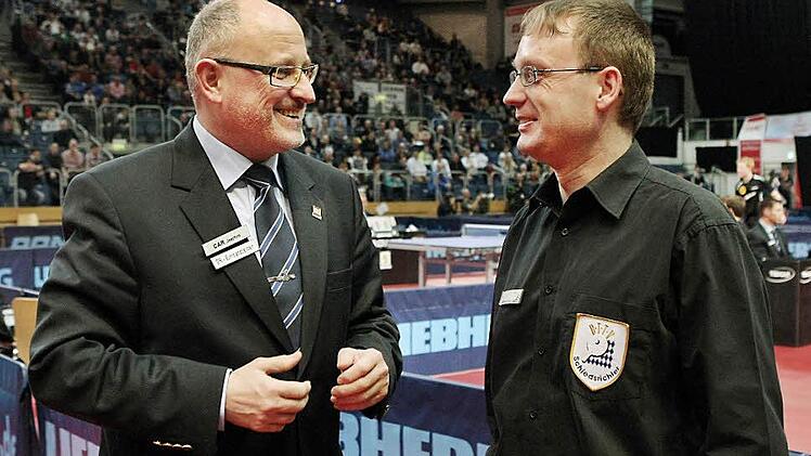 Gute Arbeit und gute Gespräche: Joachim Car (links) mit einem Verbandsschiedsrichter in der gut besuchten Stechert-Arena. Foto: sportpress