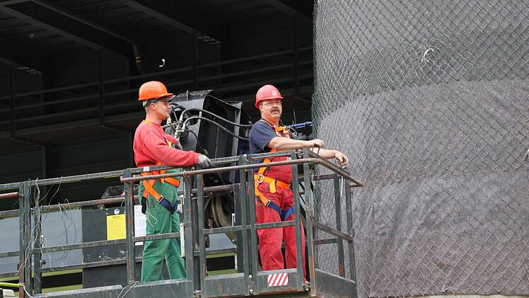 So soll verhindert werden, dass die Brocken wild durch die Gegend fliegen.