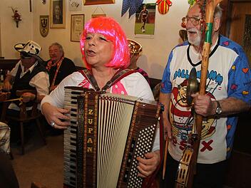 Emmi Weiß machte nicht nur Musik mit ihren Aurach-Spatz'n, sondern trat auch als Tanzmariechen auf. Fotos: Richard Sänger