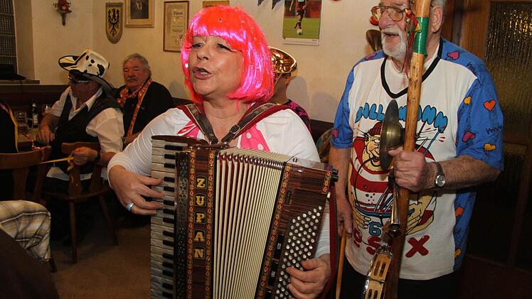 Emmi Weiß machte nicht nur Musik mit ihren Aurach-Spatz'n, sondern trat auch als Tanzmariechen auf. Fotos: Richard Sänger