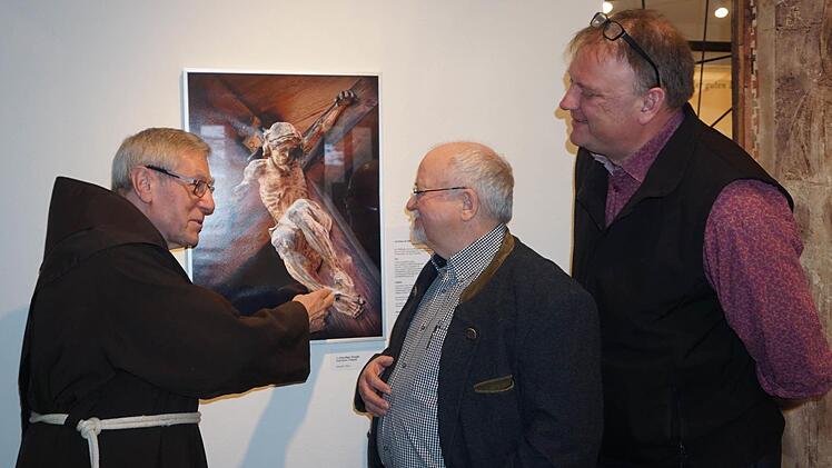 Eröffnung der Ausstellung zur Passionszeit: Mit im Bild Pater Martin Domogalla, der Guardian des Klosters Kreuzberg, und Michael Pfaff (rechts), der Geschäftsführer der Bayerischen Tourismus GmbH. Foto: Marion Eckert