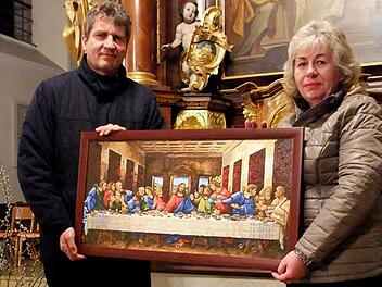 Pfarrer Andreas Hornung und Inge Baumgärtner präsentieren das "Letze Abendmahl" in der Kirche.  Foto: privat
