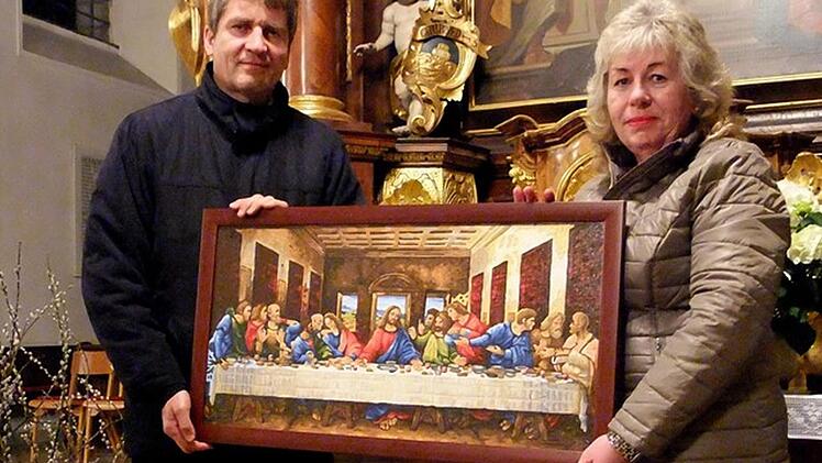 Pfarrer Andreas Hornung und Inge Baumgärtner präsentieren das "Letze Abendmahl" in der Kirche.  Foto: privat