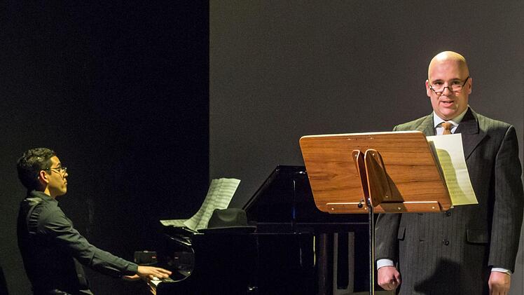 Sascha Mai (rechts) und MArco A. Cruz Otero gestalteten einen bemerkenswerten Liederabend im Coburger Theater in der Reithalle.Foto: Jochen Berger