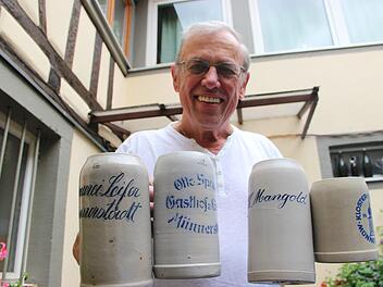 Der Münnerstädter Gastwirt Hubert Mangold hat noch eine Sammlung historischer Bierkrüge aus Münnerstadt, darunter sind auch Krüge der einstigen örtlichen Brauereien.Heike Beudert