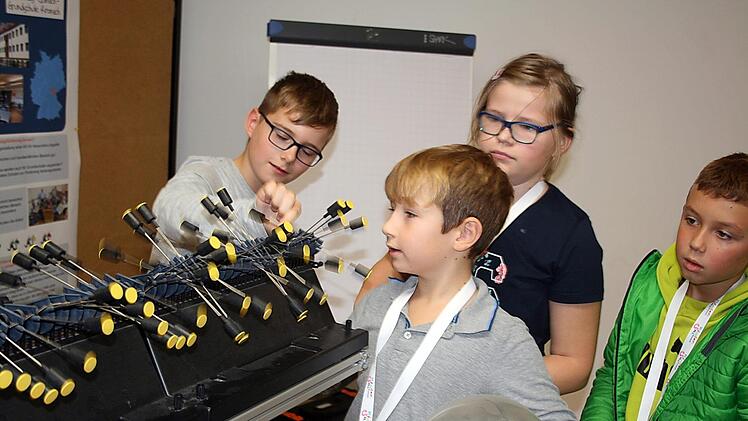 Im ersten Vortrag beschäftigten sich die Kinder mit den Wellen des Lichts. Foto: Sabine Nuber