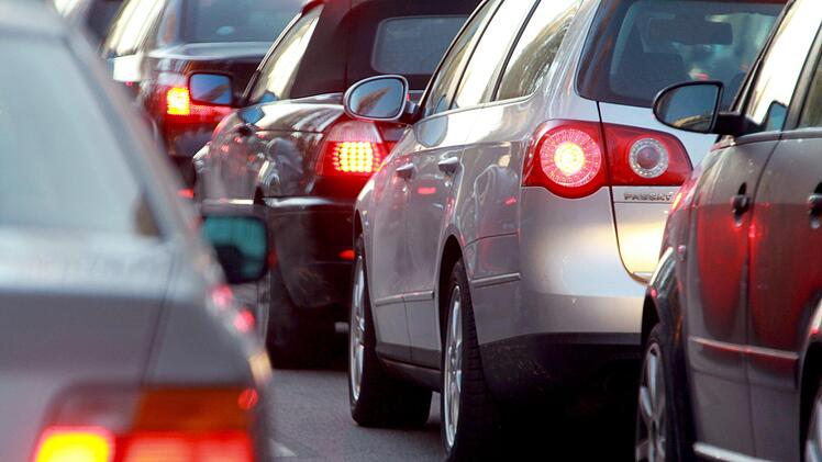 Dicke Luft in Hof: Durch die Erneuerung der B15 kam es in den vergangenen Wochen vermehrt zu Staus und Verkehrsbehinderungen. Das Warten soll aber bald ein Ende haben. Symbolfoto: Stephan Jansen/dpa