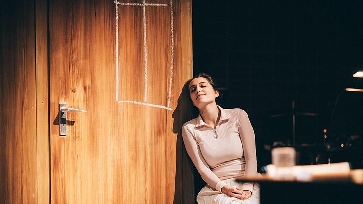 Francesca Paratore gestaltet die Titelrolle der Mono-Oper "Das Tagebuch der Anne Frank" in der Coburger Reithalle.Foto: Sebastian Buff