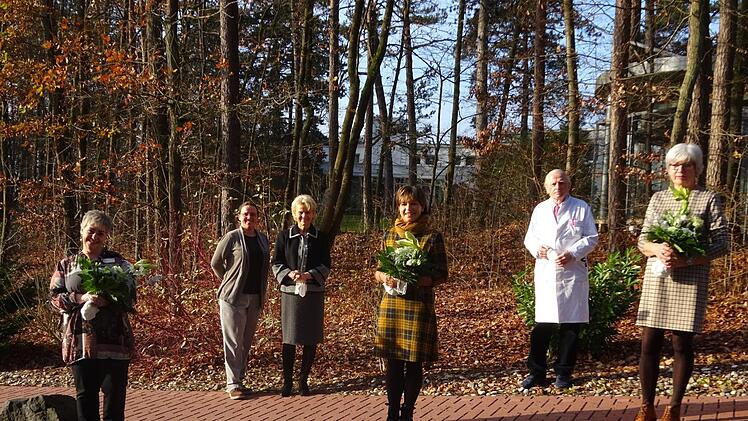 Ehrungen in der Deegenbergklinik: (von links) Inge Kleinhenz, Dorothea Deeg, Jadwiga Deeg, Andrea Seufert, Prof. Peter Deeg und Erika Kiesel  Foto: Margarete Unsleber
