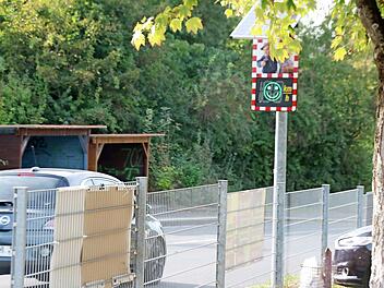 Vorbildlich: Dieser Autofahrer hält sich an die vorgeschriebenen 30 Stundenkilometer vor der Grund- und Mittelschule und wird mit einem grünen Smiley belohnt. Die Stadt hat jetzt neue Geräte angeschafft und die Standorte bestimmt.