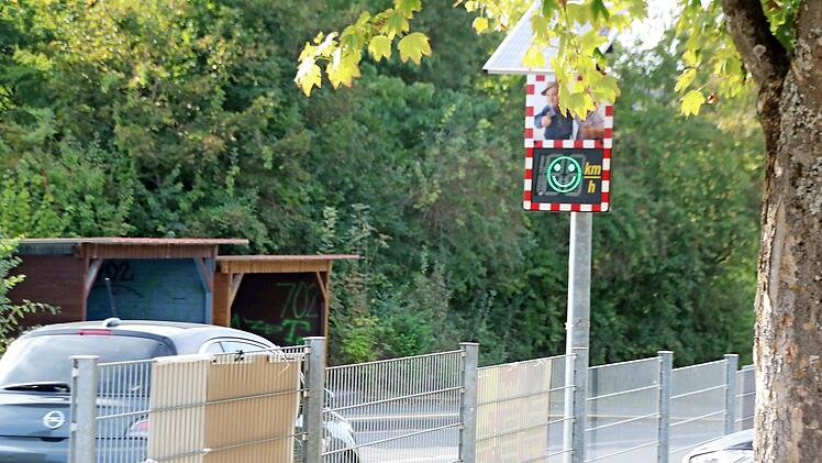 Vorbildlich: Dieser Autofahrer hält sich an die vorgeschriebenen 30 Stundenkilometer vor der Grund- und Mittelschule und wird mit einem grünen Smiley belohnt. Die Stadt hat jetzt neue Geräte angeschafft und die Standorte bestimmt.