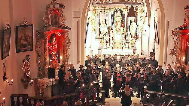 Zum Weihnachtskonzert in Kersbach war das Gotteshaus festlich beleuchtet.