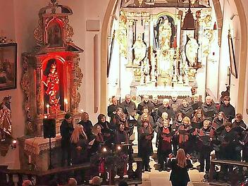Zum Weihnachtskonzert in Kersbach war das Gotteshaus festlich beleuchtet.
