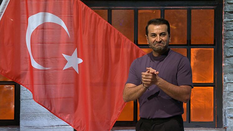 Gastjuror Ali G&uuml;ng&ouml;rm&uuml;ş war von einem Teller nicht so angetan und unterstellte "leicht get&uuml;rkte K&ouml;fte". "Ich darf das sagen", lachte er - er wurde selbst in der T&uuml;rkei geboren.