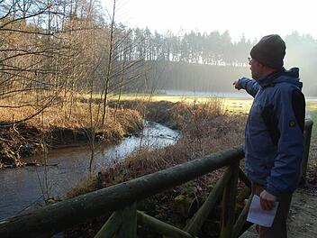 Frank Reißenweber zeigt, wo der Bieberbach renaturiert wurde. Es ist ein neuer Bogen entstanden. Dafür auch ein ruhiger Altarm. Fotos: Rainer Lutz