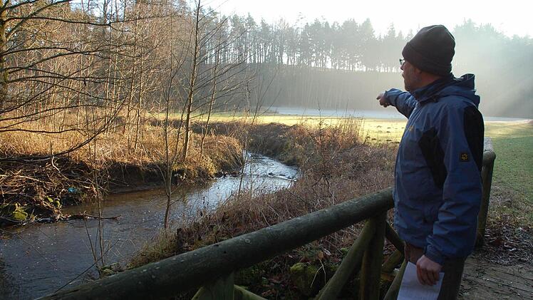 Frank Reißenweber zeigt, wo der Bieberbach renaturiert wurde. Es ist ein neuer Bogen entstanden. Dafür auch ein ruhiger Altarm. Fotos: Rainer Lutz