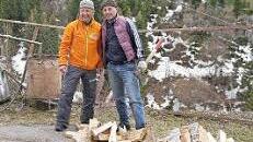 Auch das ist der Kaukasus - direkt hinter dem Hotel trifft Charly Hetz einen Georgier, der den legendären Tschatscha (Tresterschnaps) brennt und dafür Feuerholz macht. Foto: privat