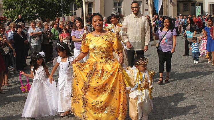 Diese Personen erinnerten an die Geschichte von St. Helena und ihrem Sohn. Foto: Günther Geiling