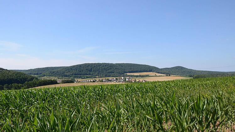Blick zurück auf Arnshausen. Auf veschlungenen Pfaden geht es nach Reiterswiesen.