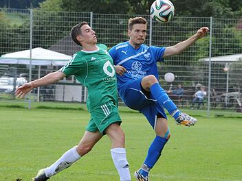 Eng am Gegner: Alexander Flassig (links) vom SV Garitz) stört den Unterpleichfelder Stürmer Stephan Wirthmann bei der Verarbeitung des Balles. Foto: Hopf