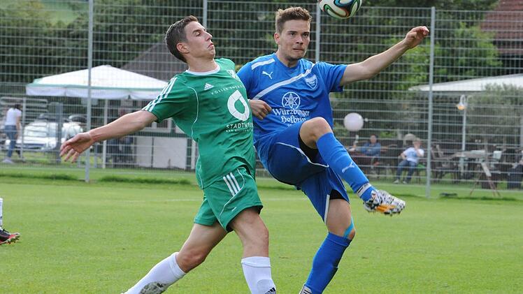 Eng am Gegner: Alexander Flassig (links) vom SV Garitz) stört den Unterpleichfelder Stürmer Stephan Wirthmann bei der Verarbeitung des Balles. Foto: Hopf