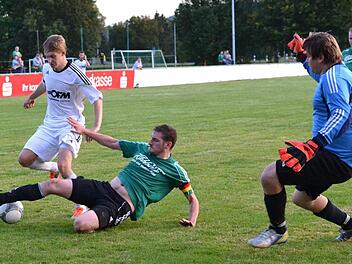In der Schlussphase setzte der 1. FC Burgkunstadt gegen Neukenroth nochmals alles auf eine Karte, wie dieser Angriff mit Gahn (weißes Trikot) zeigt, doch Kapitän Schülein und Schlussmann Engelhardt warfen sich ihm erfolgreich in den Weg. Fotos: Dieter Radziej