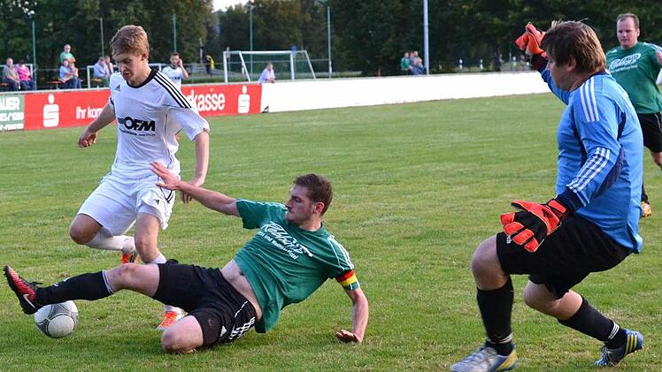 In der Schlussphase setzte der 1. FC Burgkunstadt gegen Neukenroth nochmals alles auf eine Karte, wie dieser Angriff mit Gahn (weißes Trikot) zeigt, doch Kapitän Schülein und Schlussmann Engelhardt warfen sich ihm erfolgreich in den Weg. Fotos: Dieter Radziej