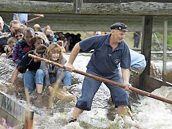 Die Wallenfelser Flößer haben nicht immer ausreichend Wasser, um flößen zu können. Ein Rückhaltebecken sollte Abhilfe schaffen. Doch daraus scheint nun nichts zu werden. Foto: Hänel/Archiv