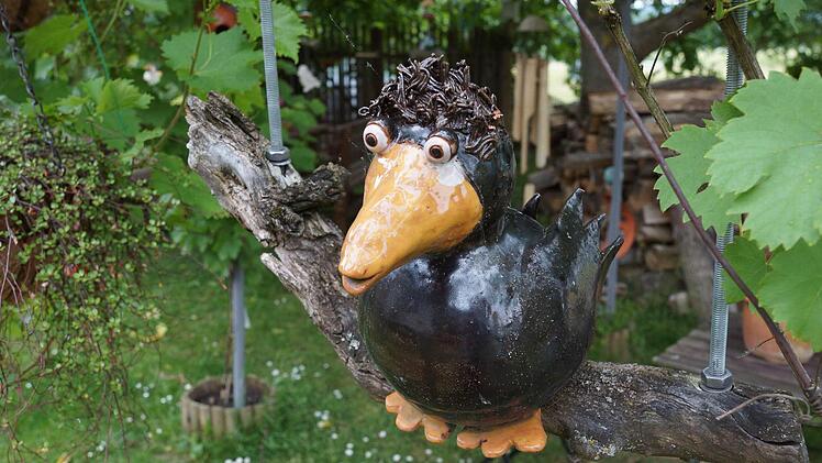 Getöpferte Raben bewohnen den Garten.Foto: Arkadius Guzy