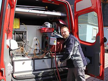 Bayernwerk-Techniker Matthias Braun am Kabelmesswagen  Foto: Friedwald Schedel