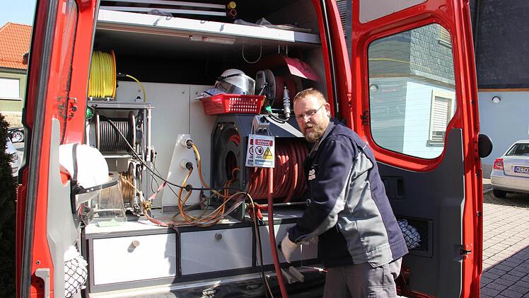 Bayernwerk-Techniker Matthias Braun am Kabelmesswagen  Foto: Friedwald Schedel