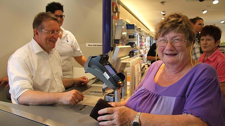 Natürlich kam auch Rita Reuschlein. Sie wohnt gegenüber dem Kindergarten. "Das ist doch toll, dass dm spendet", fand sie.