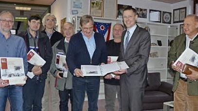 Alle, die damit arbeiten, haben jetzt einen Managementplan für die Lauterburg in der Hand. Foto: Rainer Lutz