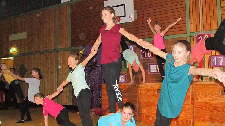 Die etwas älteren Mädchen zeigten ansprechende akrobatische Übungen (oben und unten) sowie choreografisch gut einstudierte Tänze.  Foto: Karl-Heinz Hofmann
