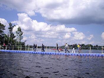 Für mehr Sicherheit: So könnte der mobile Schwimmsteg aussehen, den die Stadt Haßfurt für Hochwassersituationen in Augsfeld anschaffen möchte.  Foto: Firma Duwe/www.duwe.de
