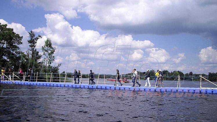 Für mehr Sicherheit: So könnte der mobile Schwimmsteg aussehen, den die Stadt Haßfurt für Hochwassersituationen in Augsfeld anschaffen möchte.  Foto: Firma Duwe/www.duwe.de
